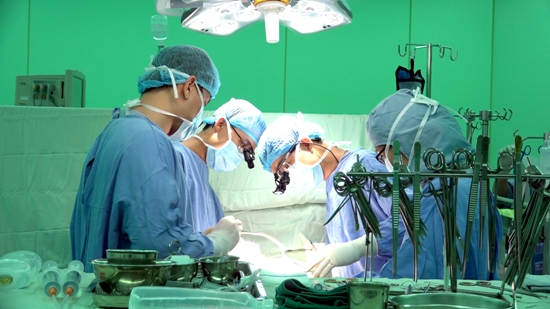 Lần đầu tiên bệnh viện phẫu thuật tim mạch không chẻ xương ức ảnh 1