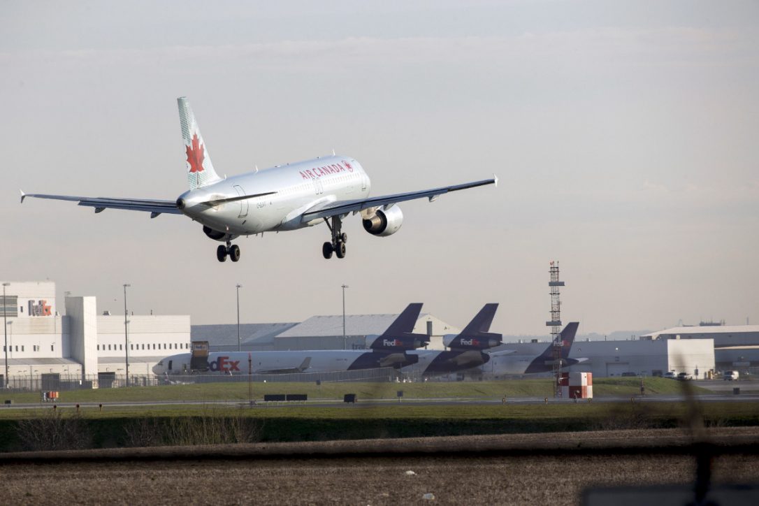 Nhầm đường băng, chiếc Airbus A320 chở 135 hành khách suýt đè lên 4 máy bay sắp cất cánh ảnh 1