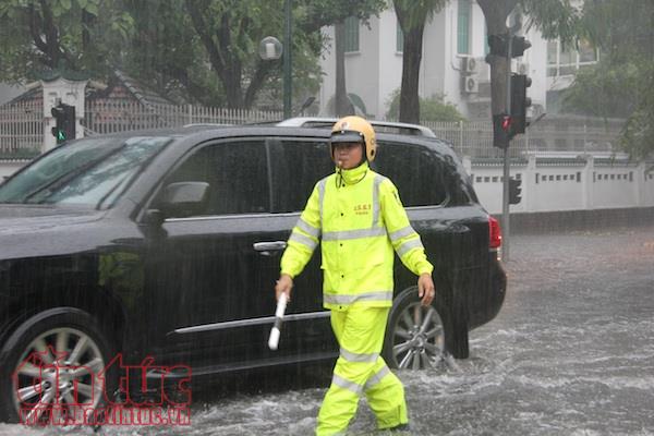 CSGT Hà Nội trực chiến phân luồng tại các điểm ngập lụt, cây đổ ảnh 1