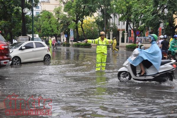 CSGT Hà Nội trực chiến phân luồng tại các điểm ngập lụt, cây đổ ảnh 3