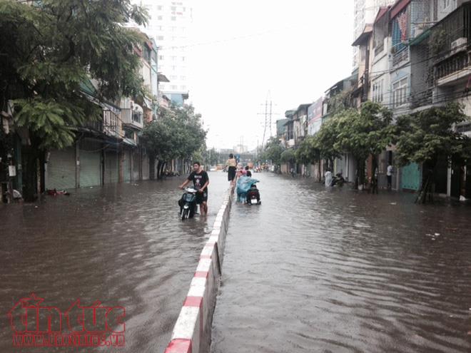 Hà Nội liên tục mưa lớn, nhiều tuyến phố chìm trong biển nước ảnh 1