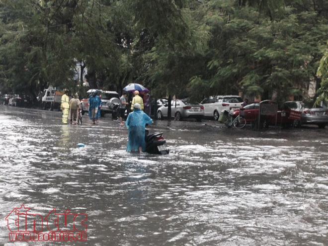 Hà Nội liên tục mưa lớn, nhiều tuyến phố chìm trong biển nước ảnh 2