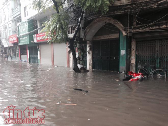Hà Nội liên tục mưa lớn, nhiều tuyến phố chìm trong biển nước ảnh 4