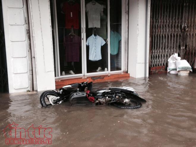 Hà Nội liên tục mưa lớn, nhiều tuyến phố chìm trong biển nước ảnh 5
