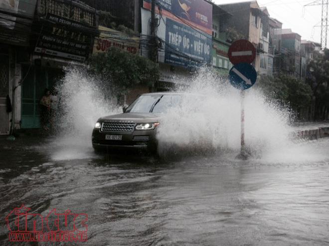 Hà Nội liên tục mưa lớn, nhiều tuyến phố chìm trong biển nước ảnh 7