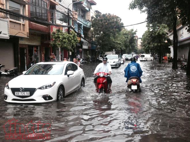 Hà Nội liên tục mưa lớn, nhiều tuyến phố chìm trong biển nước ảnh 8