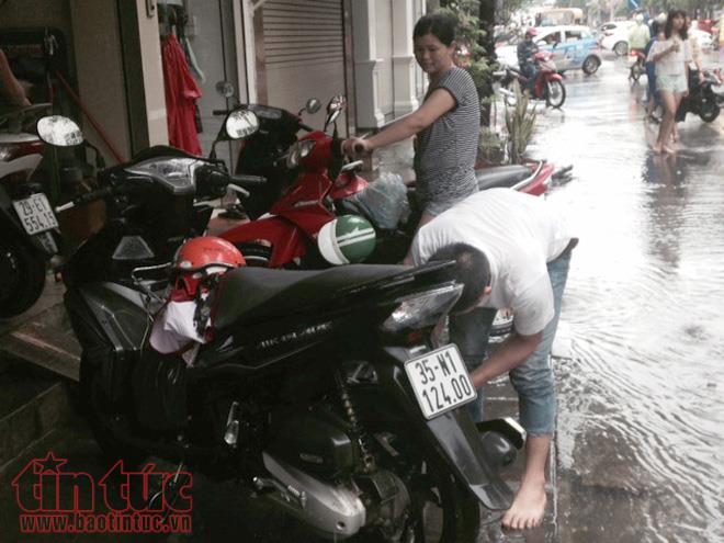Hà Nội liên tục mưa lớn, nhiều tuyến phố chìm trong biển nước ảnh 10