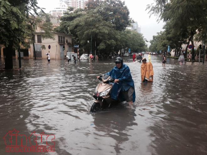 Hà Nội liên tục mưa lớn, nhiều tuyến phố chìm trong biển nước ảnh 9
