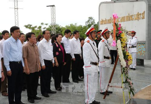 Chủ tịch Quốc hội Nguyễn Thị Kim Ngân tặng quà đối tượng chính sách tại Quảng Nam ảnh 1
