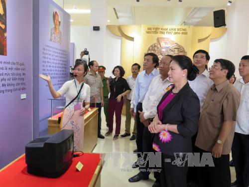 Chủ tịch Quốc hội Nguyễn Thị Kim Ngân tặng quà đối tượng chính sách tại Quảng Nam ảnh 2