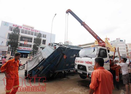 Xe rác nặng 6,5 tấn bị ‘hố tử thần’ nuốt chửng ảnh 1