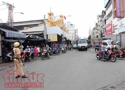 Xe rác nặng 6,5 tấn bị ‘hố tử thần’ nuốt chửng ảnh 3