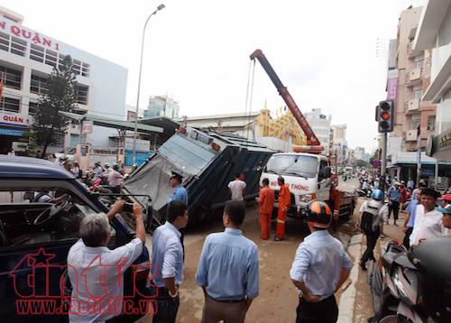 Xe rác nặng 6,5 tấn bị ‘hố tử thần’ nuốt chửng ảnh 2