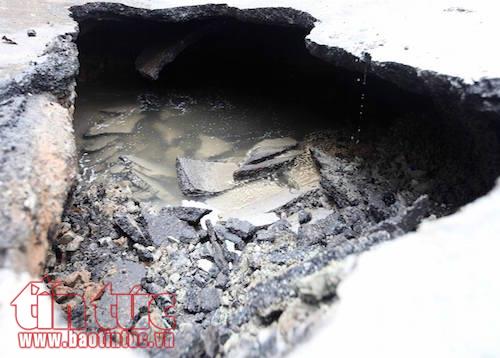 Xe rác nặng 6,5 tấn bị ‘hố tử thần’ nuốt chửng ảnh 4