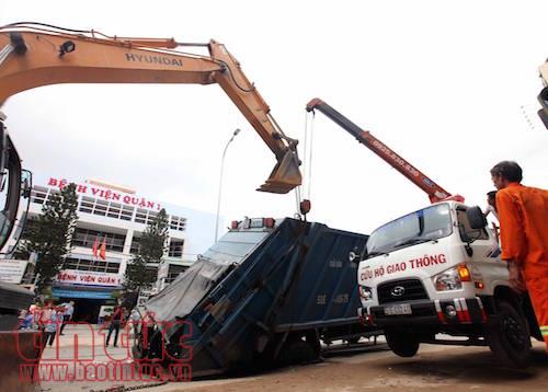 Xe rác nặng 6,5 tấn bị ‘hố tử thần’ nuốt chửng ảnh 5