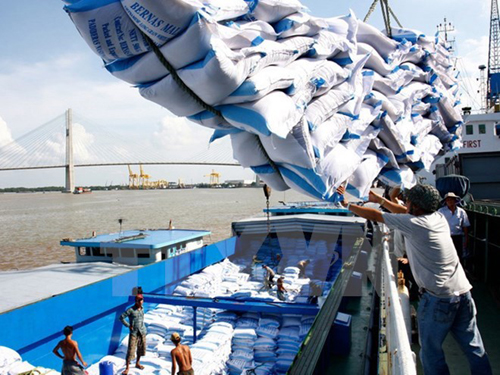 Bốc xếp gạo xuất khẩu tại cảng Sài Gòn. Ảnh: Đình Huệ/TTXVN