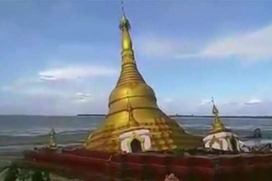 Khoảnh khắc ngôi chùa dát vàng sạt xuống sông tại Myanmar ảnh 1