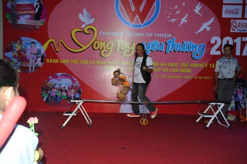 'Vòng tay yêu thương mỗi ngày' cho các em nhỏ nhiễm chất độc da cam, khuyết tật, mồ côi ảnh 1