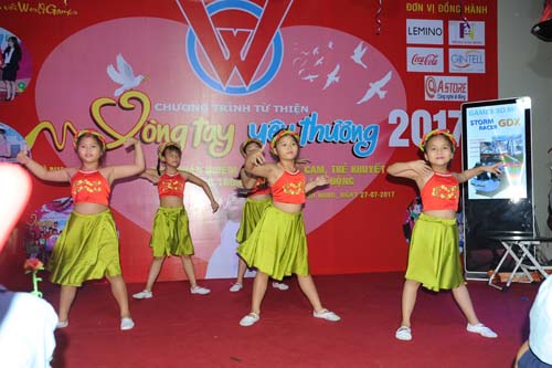 'Vòng tay yêu thương mỗi ngày' cho các em nhỏ nhiễm chất độc da cam, khuyết tật, mồ côi ảnh 2