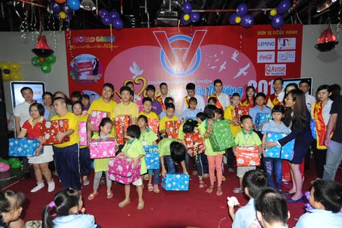 'Vòng tay yêu thương mỗi ngày' cho các em nhỏ nhiễm chất độc da cam, khuyết tật, mồ côi ảnh 3