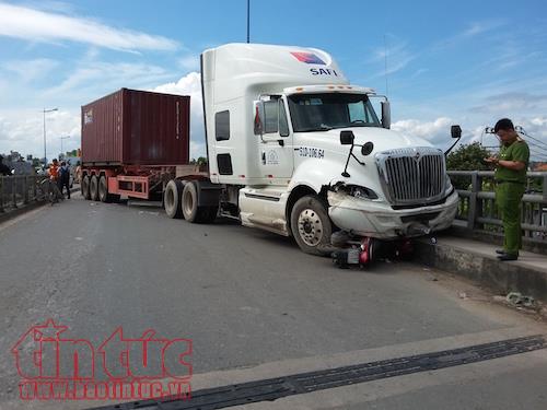Xe container đâm qua làn ngược chiều, cuốn xe máy vào gầm ảnh 1