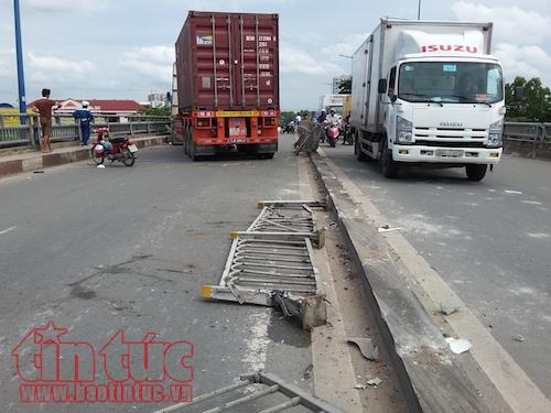 Xe container đâm qua làn ngược chiều, cuốn xe máy vào gầm ảnh 3