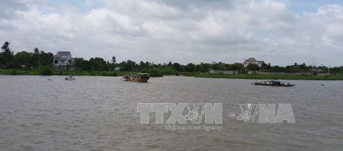 Sà lan đâm chìm tàu chở cát trên sông Sài Gòn, 2 người mất tích ảnh 1
