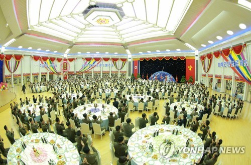 Thử ICBM thành công, lãnh đạo Triều Tiên hết cõng chuyên gia lại mở tiệc chiêu đãi ảnh 1
