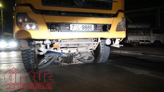 Xe tải cuốn xe máy vào gầm, kéo lê người lái xe máy gần 30 mét ảnh 1