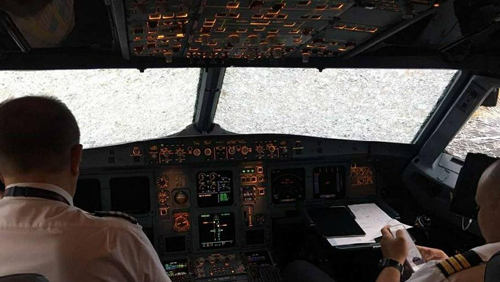 Mưa đá làm nát mũi máy bay, phá buồng lái, phi công tài năng cứu sống 121 hành khách ảnh 1