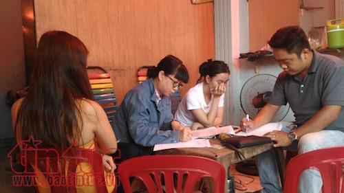 Núp bóng nhân viên pha chế để kích dục trong quán cà phê ảnh 1