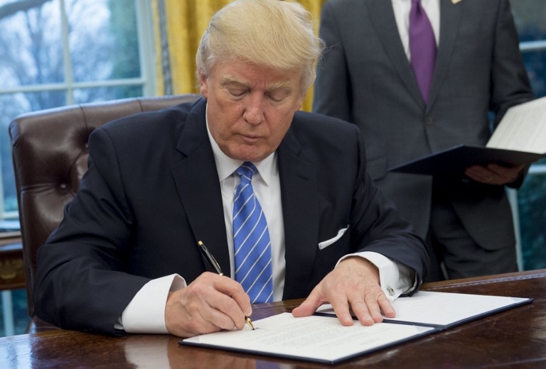 Tổng thống Mỹ Donald Trump ký phê chuẩn dự luật trừng phạt Nga ảnh 1