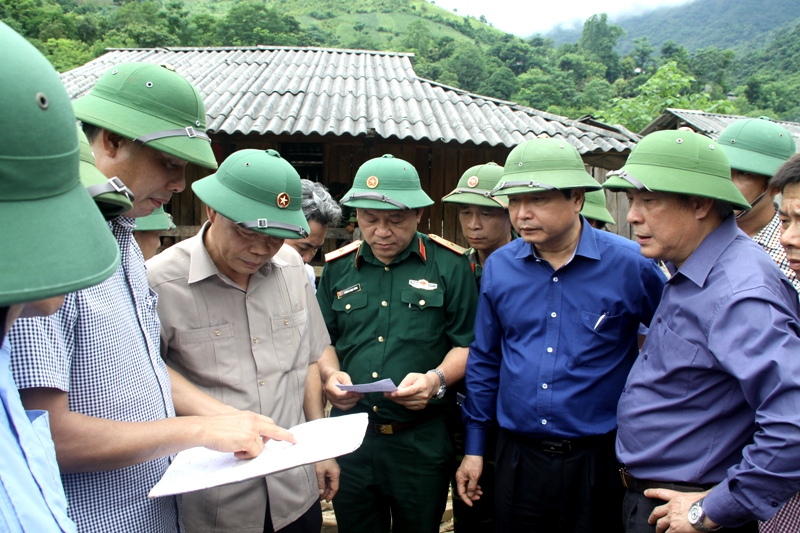 Hỗ trợ gạo, mỳ tôm và nước uống cho người dân vùng lũ Mường La, Sơn La ảnh 1