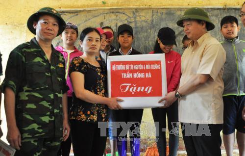 Bộ trưởng Tài nguyên và Môi trường thăm người dân vùng lũ Mù Cang Chải ảnh 1