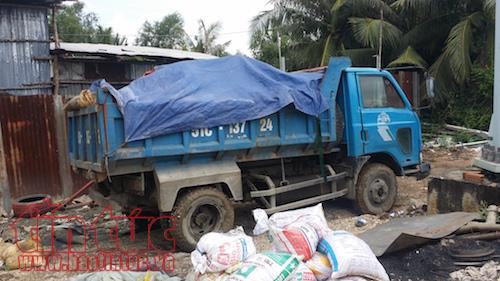 Bắt quả tang một doanh nghiệp lén lút đổ chất thải nguy hại ra môi trường ảnh 1