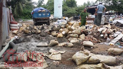 Bắt quả tang một doanh nghiệp lén lút đổ chất thải nguy hại ra môi trường ảnh 2