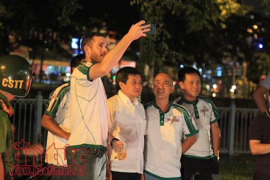 Lực lượng chức năng quận 1 tiếp tục xuống đường 'dọn' vỉa hè ảnh 12