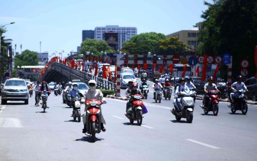Thời tiết 10/8: Chiều tối mưa dông, Trung Bộ vẫn nắng nóng trên 37 độ C ảnh 1