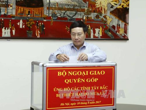 Quyên góp ủng hộ đồng bào bị thiệt hại do mưa lũ ảnh 1