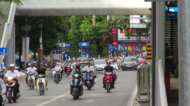 Xe buýt nhanh bị các phương tiện giao thông lấn làn ảnh 1