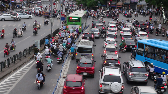 Xe buýt nhanh bị các phương tiện giao thông lấn làn ảnh 2