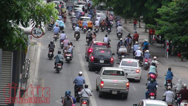 Xe buýt nhanh bị các phương tiện giao thông lấn làn ảnh 3