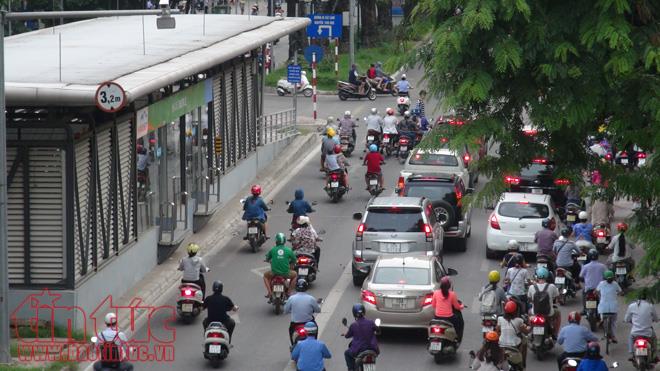 Xe buýt nhanh bị các phương tiện giao thông lấn làn ảnh 4
