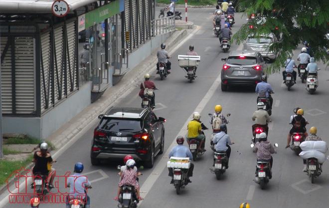 Xe buýt nhanh bị các phương tiện giao thông lấn làn ảnh 6