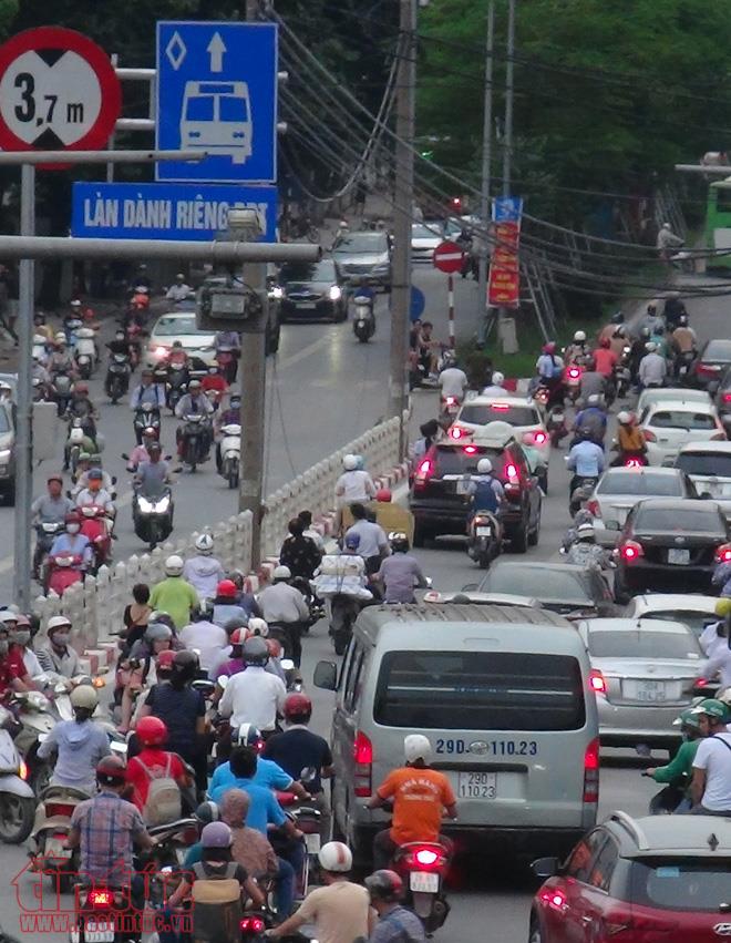 Xe buýt nhanh bị các phương tiện giao thông lấn làn ảnh 7
