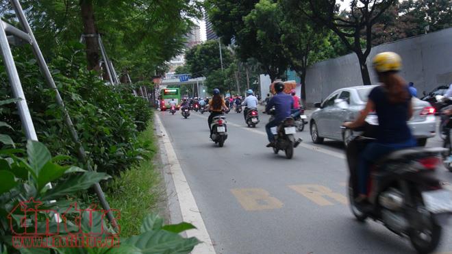 Xe buýt nhanh bị các phương tiện giao thông lấn làn ảnh 8