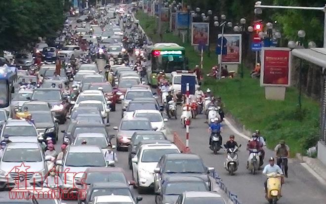 Xe buýt nhanh bị các phương tiện giao thông lấn làn ảnh 5