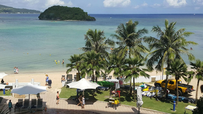 Mặc Triều Tiên dọa tấn công, du khách đảo Guam vẫn tắm biển, lướt sóng ảnh 2
