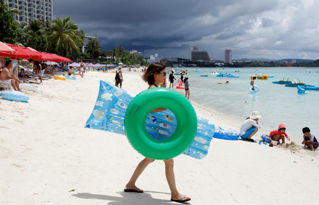 Mặc Triều Tiên dọa tấn công, du khách đảo Guam vẫn tắm biển, lướt sóng ảnh 3