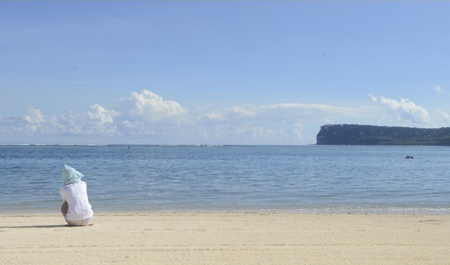 Mặc Triều Tiên dọa tấn công, du khách đảo Guam vẫn tắm biển, lướt sóng ảnh 4